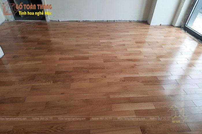 Công trình Sàn gỗ Sồi tại Thủ Đức cho A Chương 3 Sau khi lắp các thanh ván gỗ thì cần dùng nẹp để cố định sàn nhà