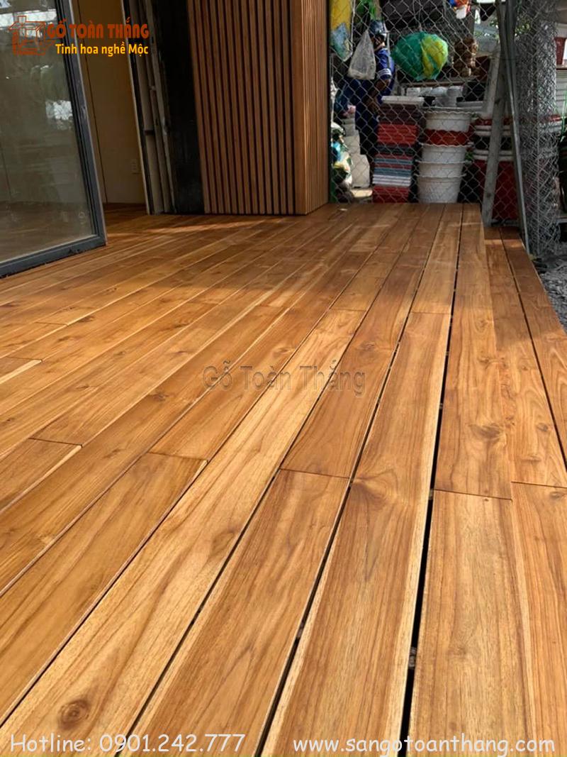 Sàn gỗ Teak sau khi hoàn thiện cho sân vườn ngoài trời đẹp sang trọng