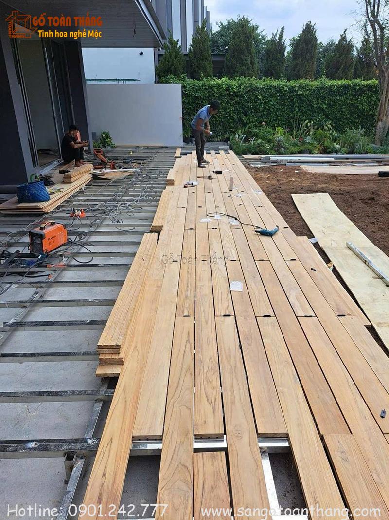 Lắp đặt các thanh sàn gỗ Teak lên khung đà