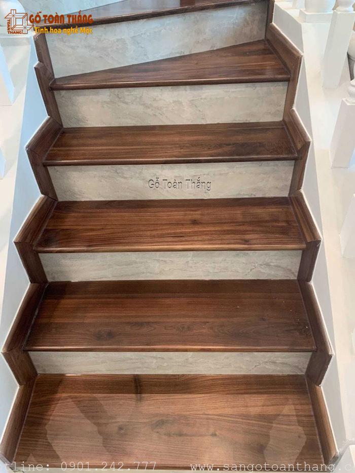 Giá thành cầu thang Gỗ Óc Chó rất cao, phù hợp cho gia đình có kinh tế