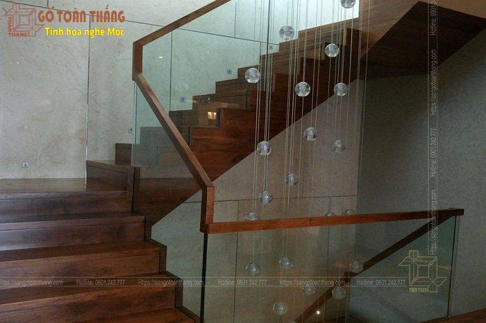 Cầu thang gỗ Óc Chó (Walnut) 4 Cầu thang gỗ Óc Chó (Walnut) - Ảnh 4