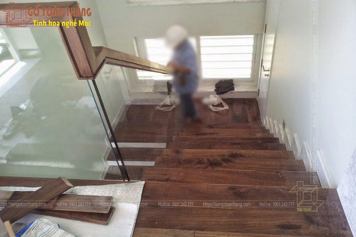 Cầu thang gỗ Óc Chó (Walnut) 2 Cầu thang gỗ Óc Chó (Walnut) - Ảnh 2