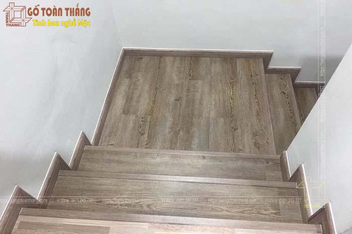 Sàn nhựa ốp cầu thang 1 Sàn nhựa ốp cầu thang