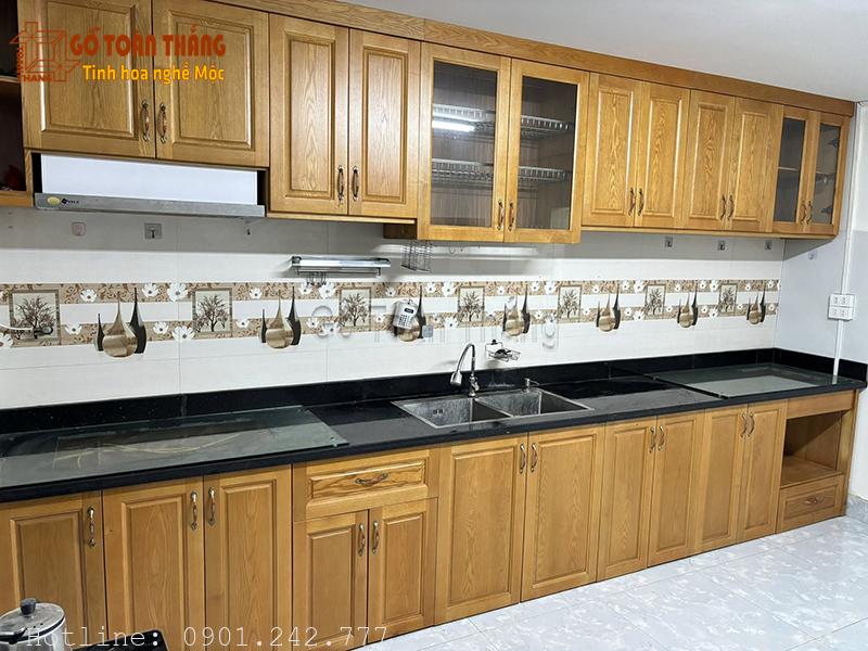 Tủ bếp gỗ Sồi với màu sắc đặc trung dễ nhận biết