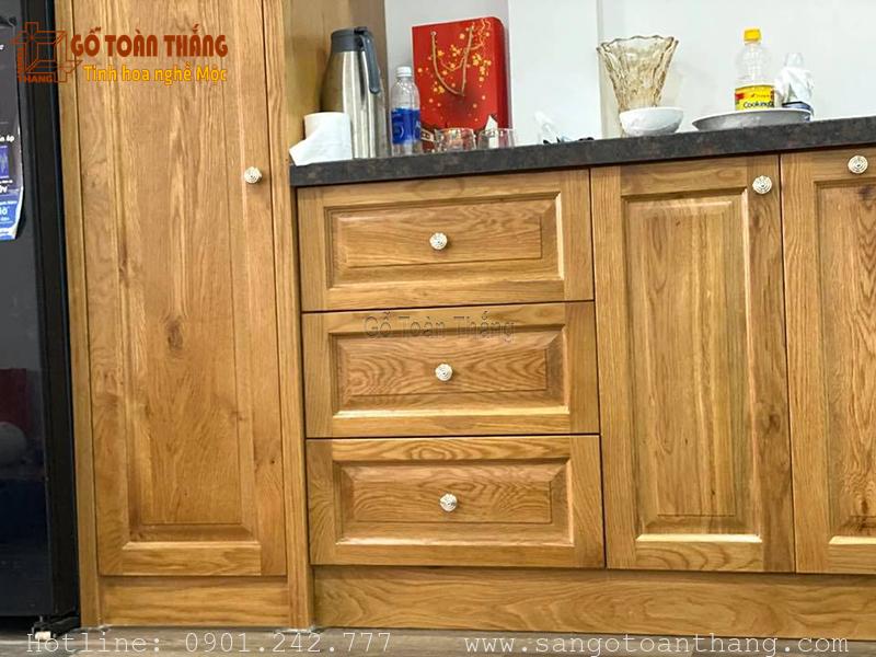 Tủ bếp gỗ Tần Bì có màu sáng trẻ trung