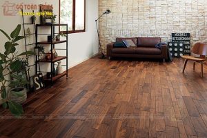 Tổng quan hài hòa giữa mặt sàn và nội thất trong khu vực thờ cúng