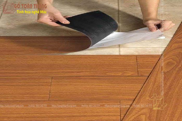 Chỉ cần bóc lớp giấy decal là có thể dán trực tiếp sàn nhựa lên sàn nhà, khá tiện lợi