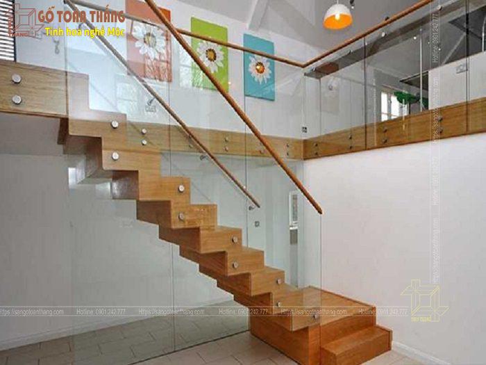 Cầu thang gỗ kết hợp kính cường lực làm cho thiết kế thêm mềm mại