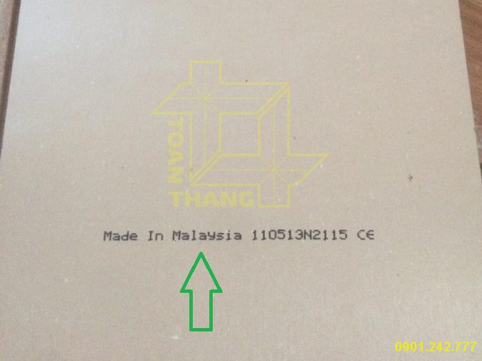 Dòng chữ "Made in Malaysia" được in sau mỗi tấm ván sàn gỗ
