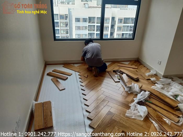 Thợ Toàn Thắng có kinh nghiệm lâu năm trong việc lắp đặt sàn gỗ