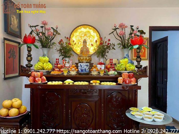 Có thể sử dụng các vật phẩm thờ cúng thông dụng như: bát hương, nhang, đèn, bình hoa để bày trí trên bàn thờ Phật