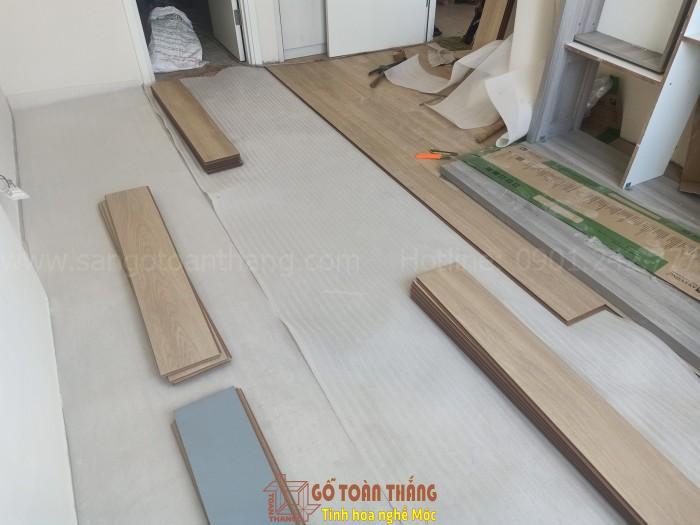 Bước 2: Trải xốp lót, rãi gỗ chia tỷ lệ cắt gỗ