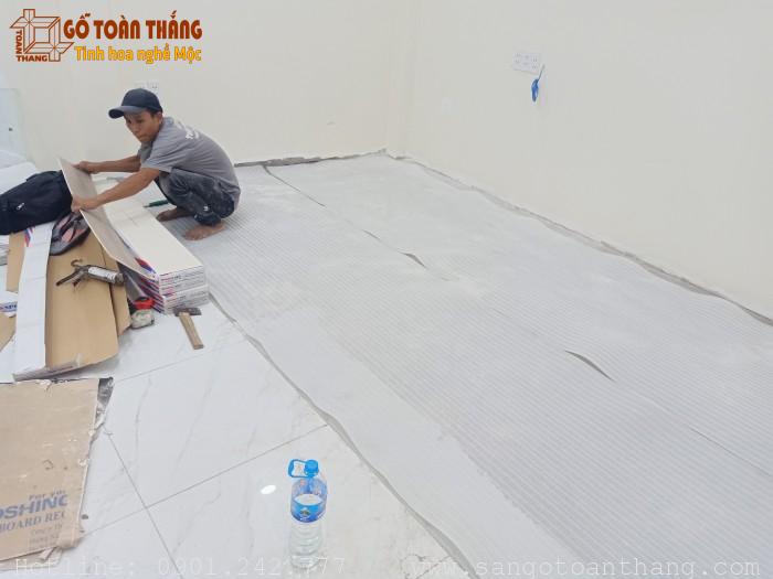 Quá trình chuẩn bị mặt bằng trước khi lắp sàn nhựa hèm khóa