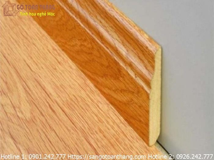 Len chân tường gỗ công nghiệp có độ đồng màu cao so với màu sàn gỗ