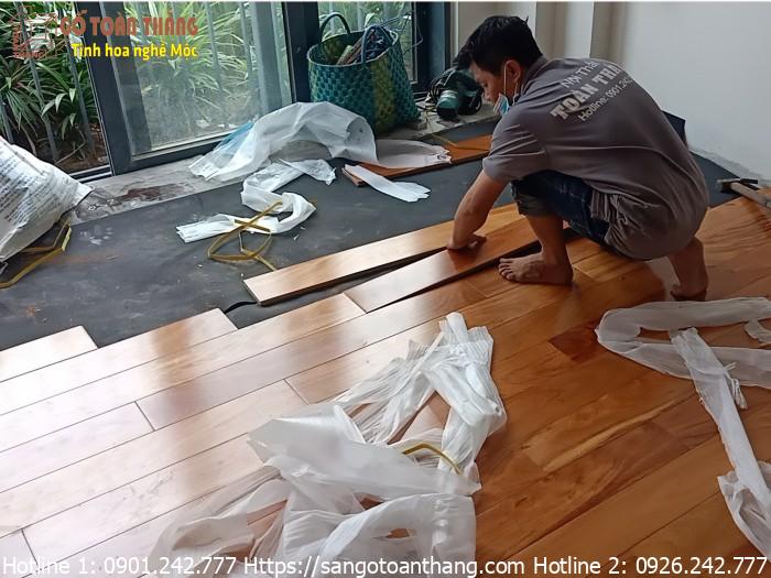 Quá trình thi công sàn gỗ không thể thiếu phụ kiện nẹp