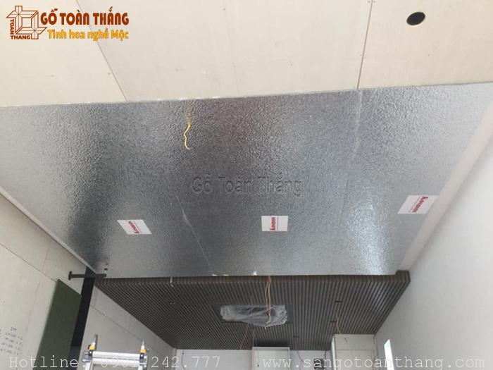 Thi công tấm inox sóng nước phải có tấm nền bên trên