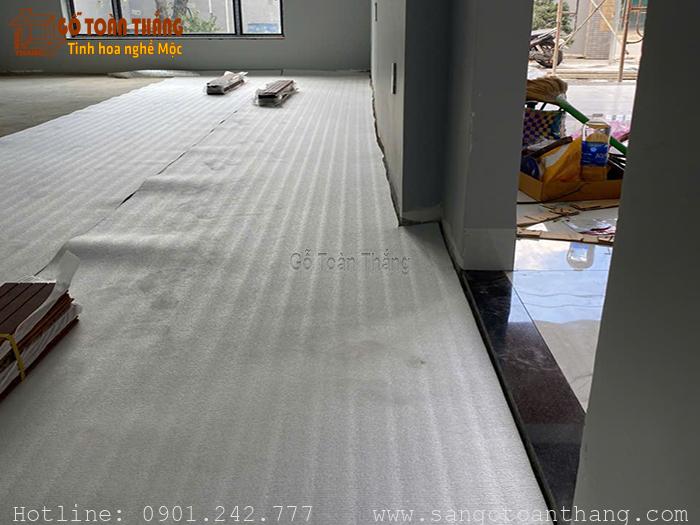 Foam xốp bên dưới tạo độ đằm chân khi bước lên và chống gỗ hấp thụ độ ẩm