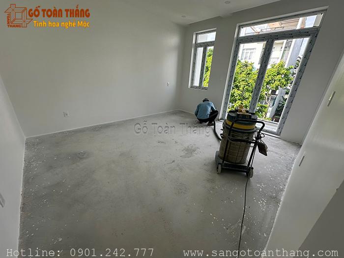 Đội Thợ thi công tấm ốp than tre: Chuyên nghiệp & Bảo hành 4 Thợ thi công tấm ốp than tre Toàn Thắng làm việc chặt chẻ, cẩn thận