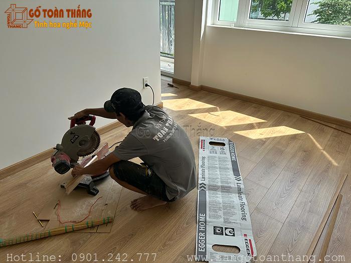 Dịch vụ Sửa chữa sàn gỗ: Báo giá trọn gói không phát sinh 9 Tiến hàng sửa chữa sàn gỗ