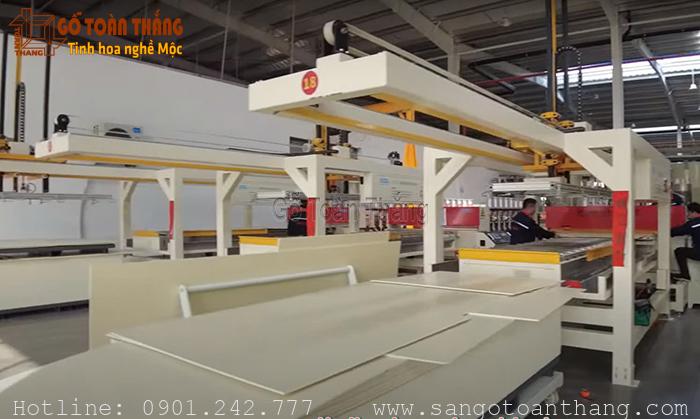Nhà máy tấm ốp than tre chia sẽ quy trình sản xuất khép kín 5 Ép đùn theo các kích thước yêu cầu