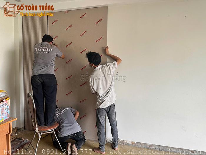 Keo dán tấm ốp than tre là gì? Tiêu chí lựa chọn keo đúng 14 Thợ Toàn Thắng thi công tấm ốp than tre tại công trình