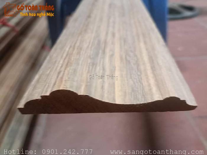 Phào chỉ gỗ tự nhiên: 28+ Mẫu đẹp và báo giá năm 2025 16 Phào chỉ cửa chính gỗ tự nhiên