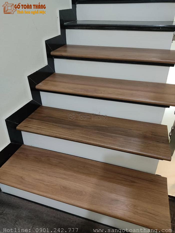 Hạn chế lau nước với cầu thang làm bằng gỗ công nghiệp Hạn chế lau nước với cầu thang làm bằng gỗ công nghiệp