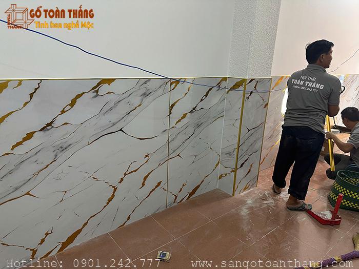Gắn phụ kiện nẹp nhôm ở các góc cạnh Gắn phụ kiện nẹp nhôm ở các góc cạnh