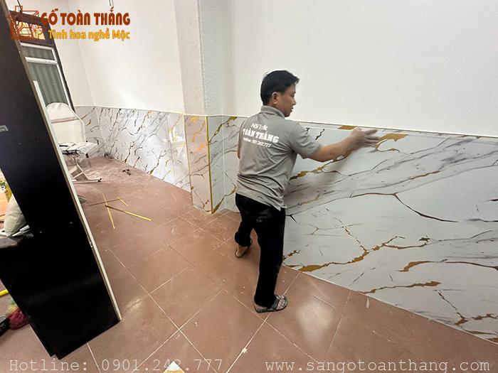Ép mạnh để tấm ốp dính keo Ép mạnh để tấm ốp dính keo