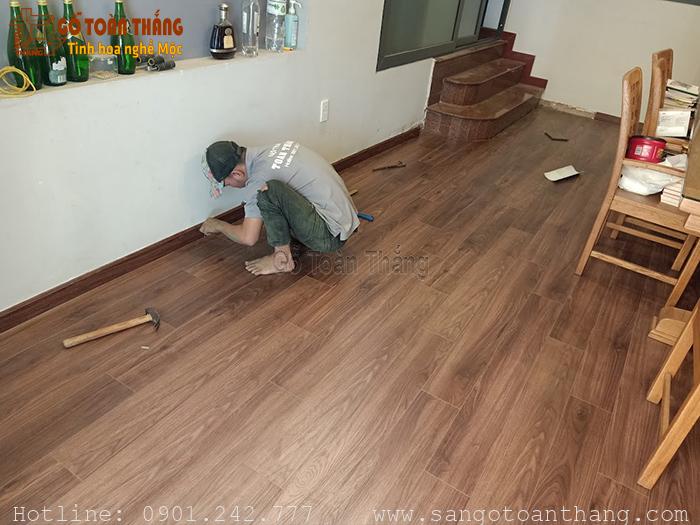 Đóng phụ kiện len nẹp và kiểm tra các góc cạnh Đóng phụ kiện len nẹp và kiểm tra các góc cạnh