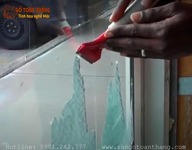 Loại bỏ keo dính còn sót lại trên bề mặt kính