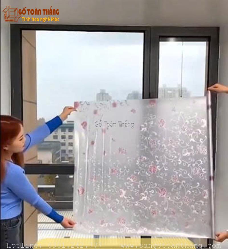 Thi công Decal kính mờ khá dễ dàng