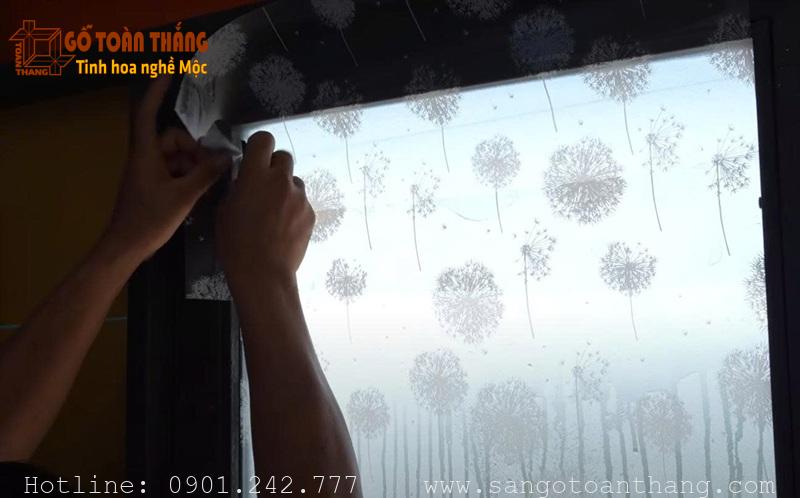 Cắt bỏ phần thừa decal xung quanh