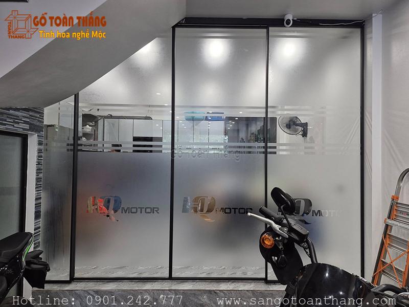 Decal dán cửa kính ra vào Mẫu 04 Decal dán cửa kính ra vào Mẫu 04