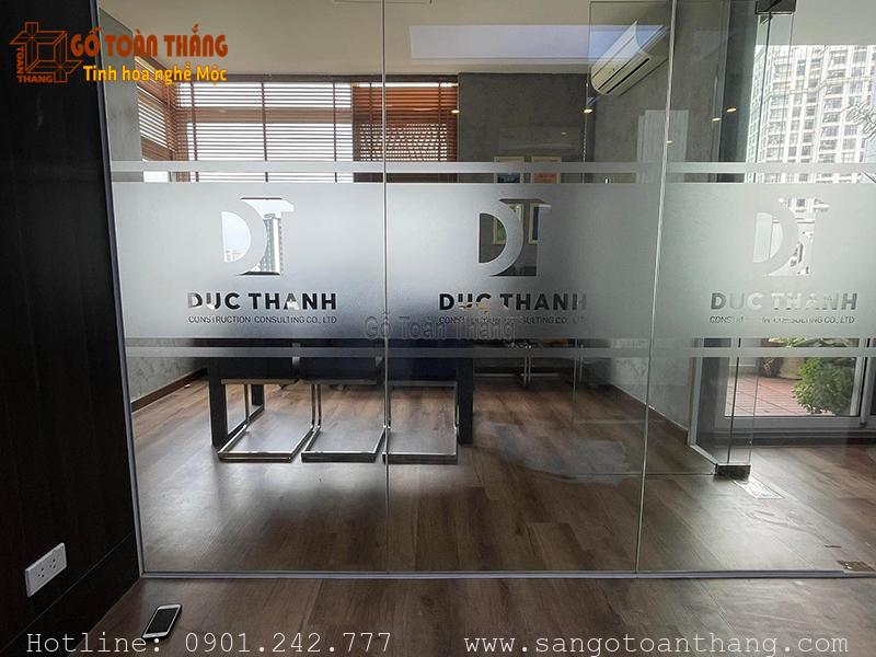 Decal dán kính tăng tính thẩm mỹ cho không gian bên trong