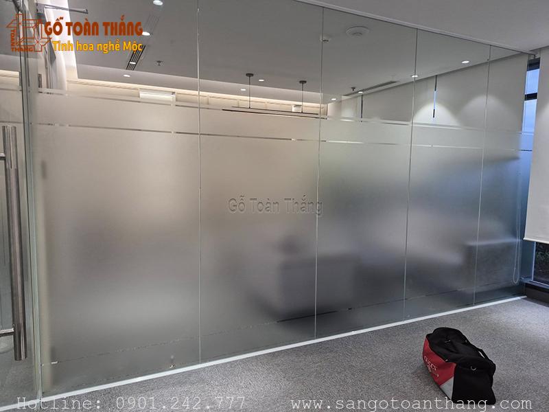 Decal dán kính là biện pháp trang trí và bảo vệ không gian bên trong nhà