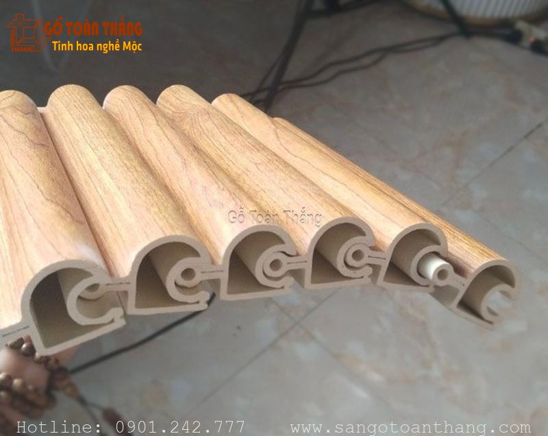 Tấm lam sóng bán nguyệt uốn cong là vật liệu trang trí được làm từ nhựa PVC nguyên sinh, gỗ nhựa composite, hoặc gỗ tự nhiên