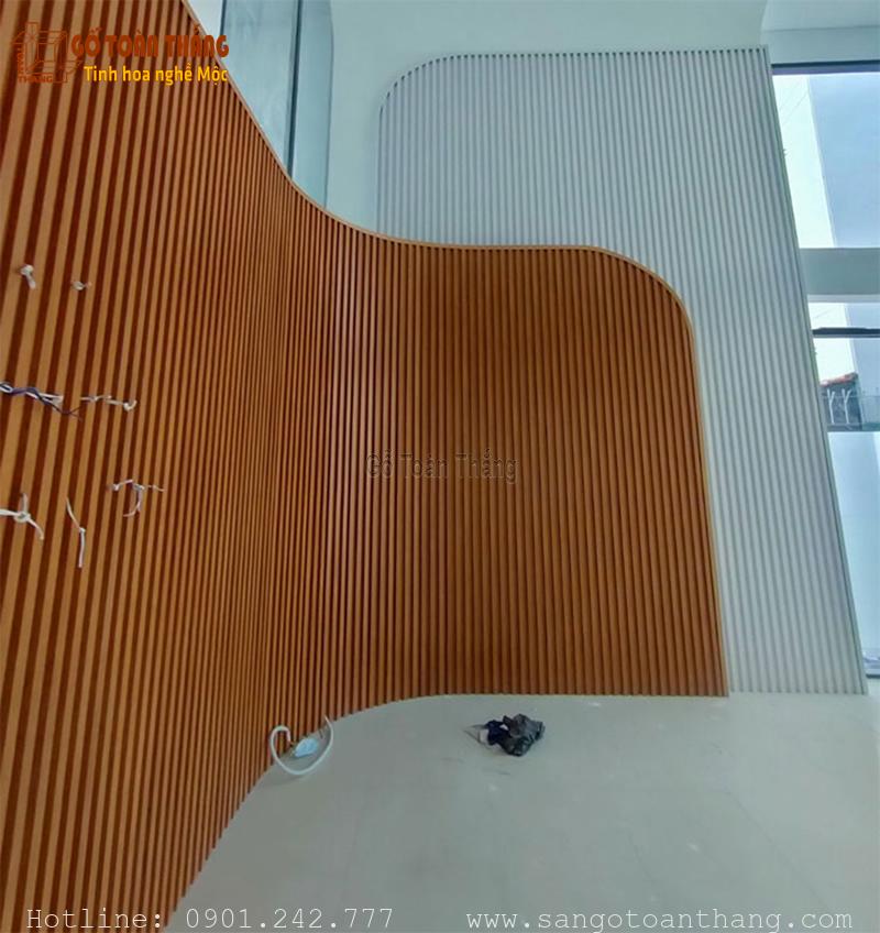 Hoàn thiện bức lam sóng uốn cong theo yêu cầu