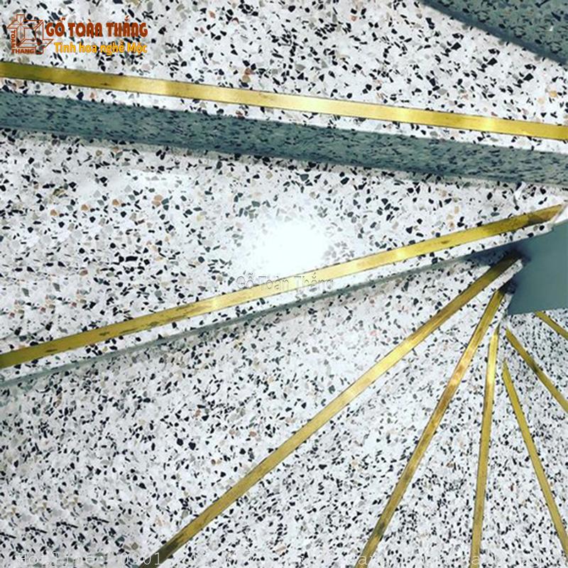 Nẹp đồng chống trượt tạo sự an toàn, điểm nhấn đẹp cho cầu thang