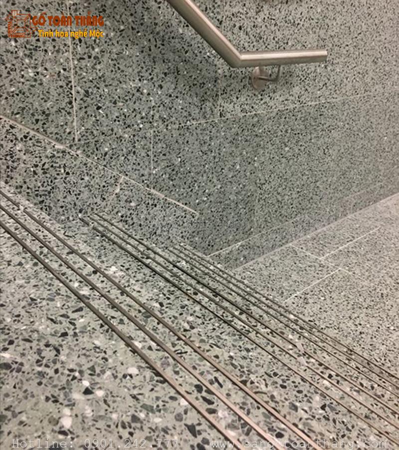 Nẹp đồng chống trượt ứng dụng cho cầu thang hồ bơi