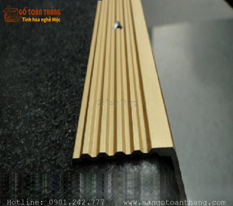 Nẹp đồng chống trượt cầu thang là phụ kiện được làm từ chất liệu đồng có bề mặt chống trơn