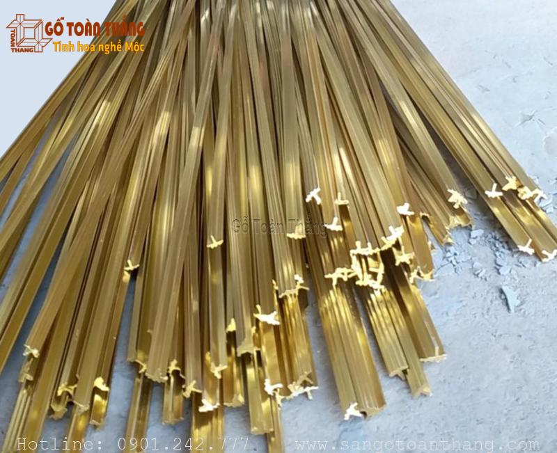 Mỗi thanh nẹp đồng trước khi xuất xưởng đều phải trải qua quy trình kiểm tra chất lượng