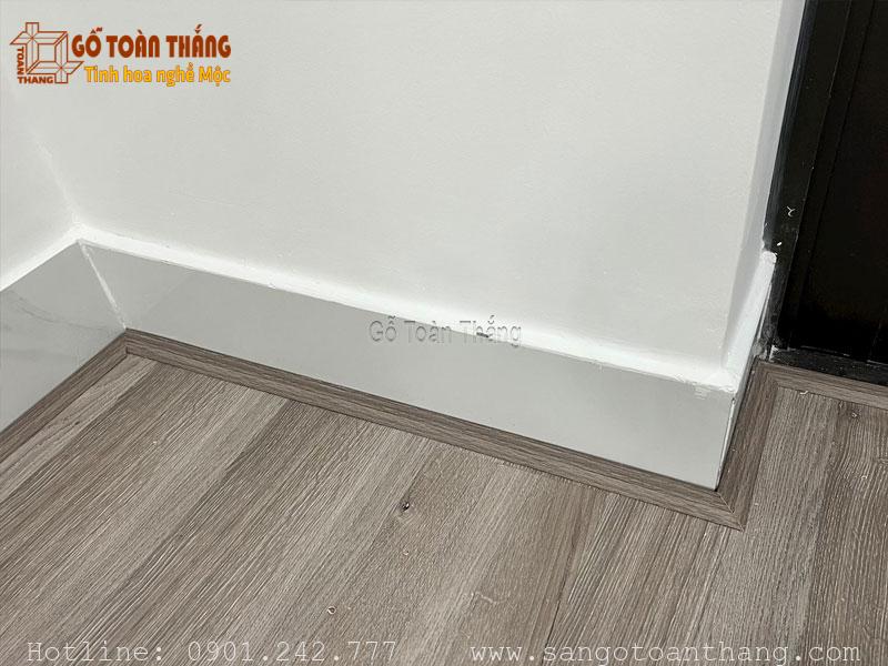 Nẹp F kết thúc sàn gỗ chạy theo len chân tường gạch men
