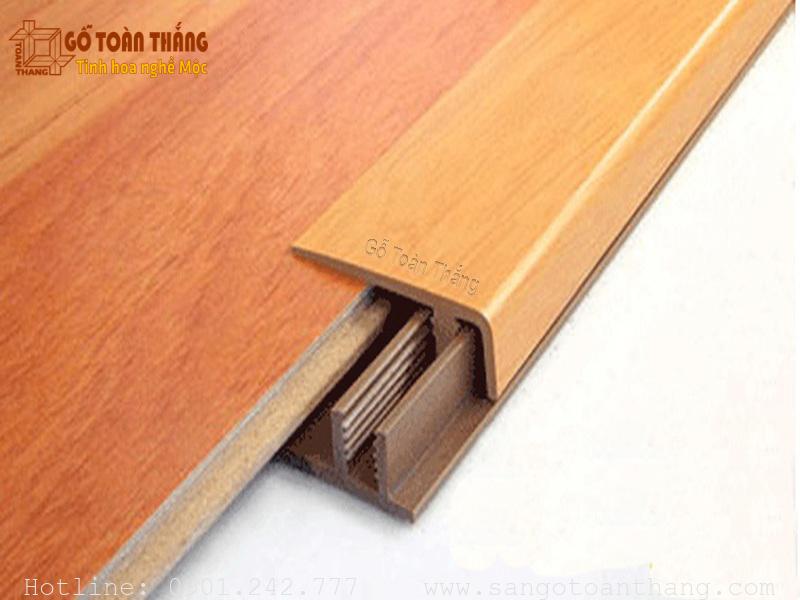 Nẹp F kết thúc sàn gỗ ở cửa ra vào