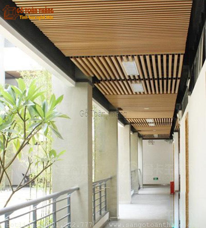 Mẫu trần ban công gỗ nhựa đẹp 15