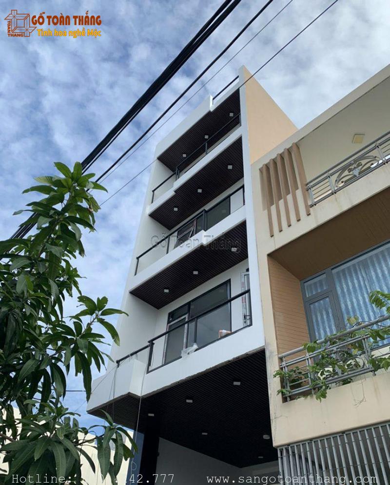 Mẫu trần ban công gỗ nhựa đẹp 14