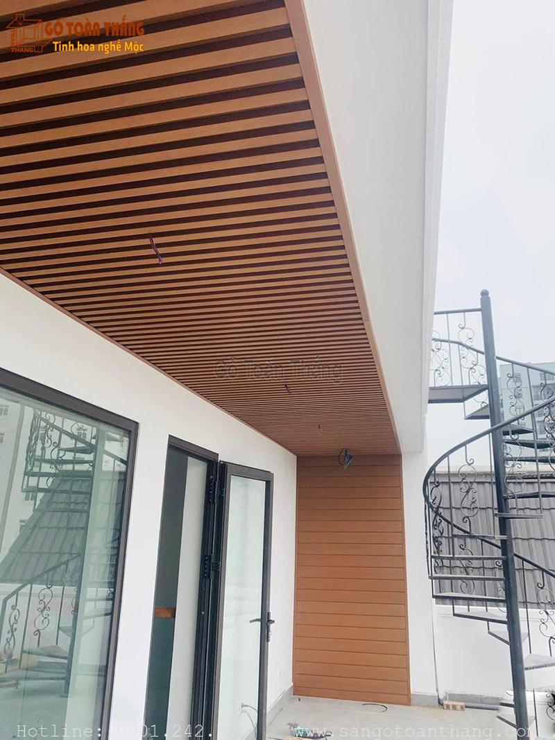 Mẫu trần ban công gỗ nhựa đẹp 13