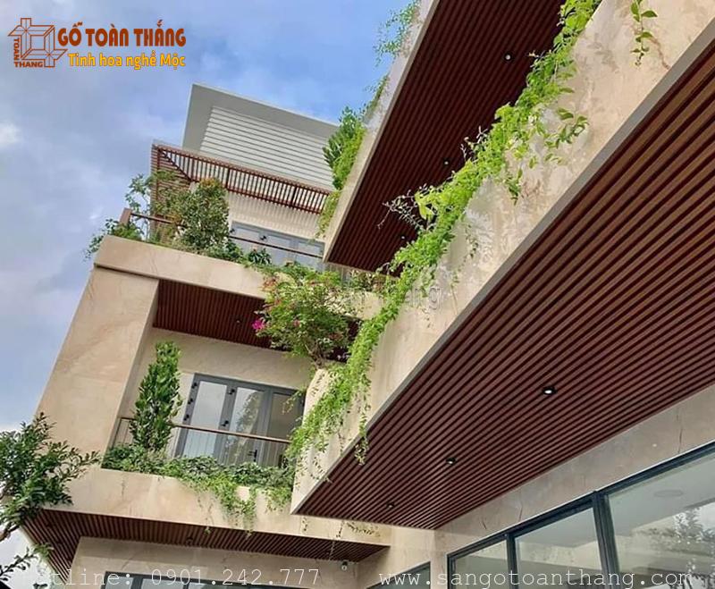 Mẫu trần ban công gỗ nhựa đẹp 12