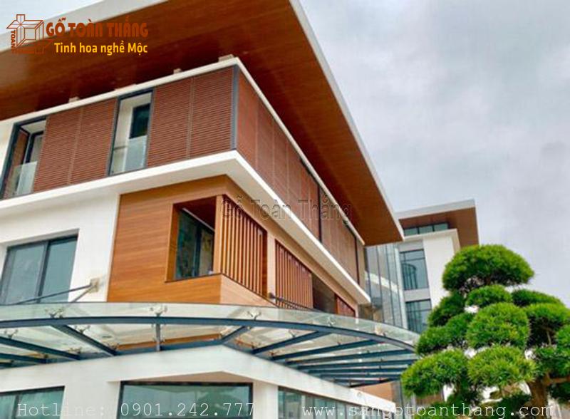 Mẫu trần ban công gỗ nhựa đẹp 11