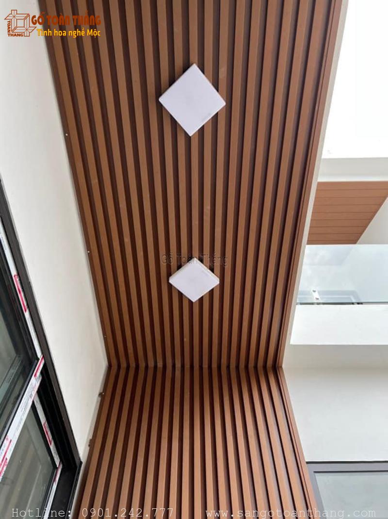 Mẫu trần ban công gỗ nhựa đẹp 08